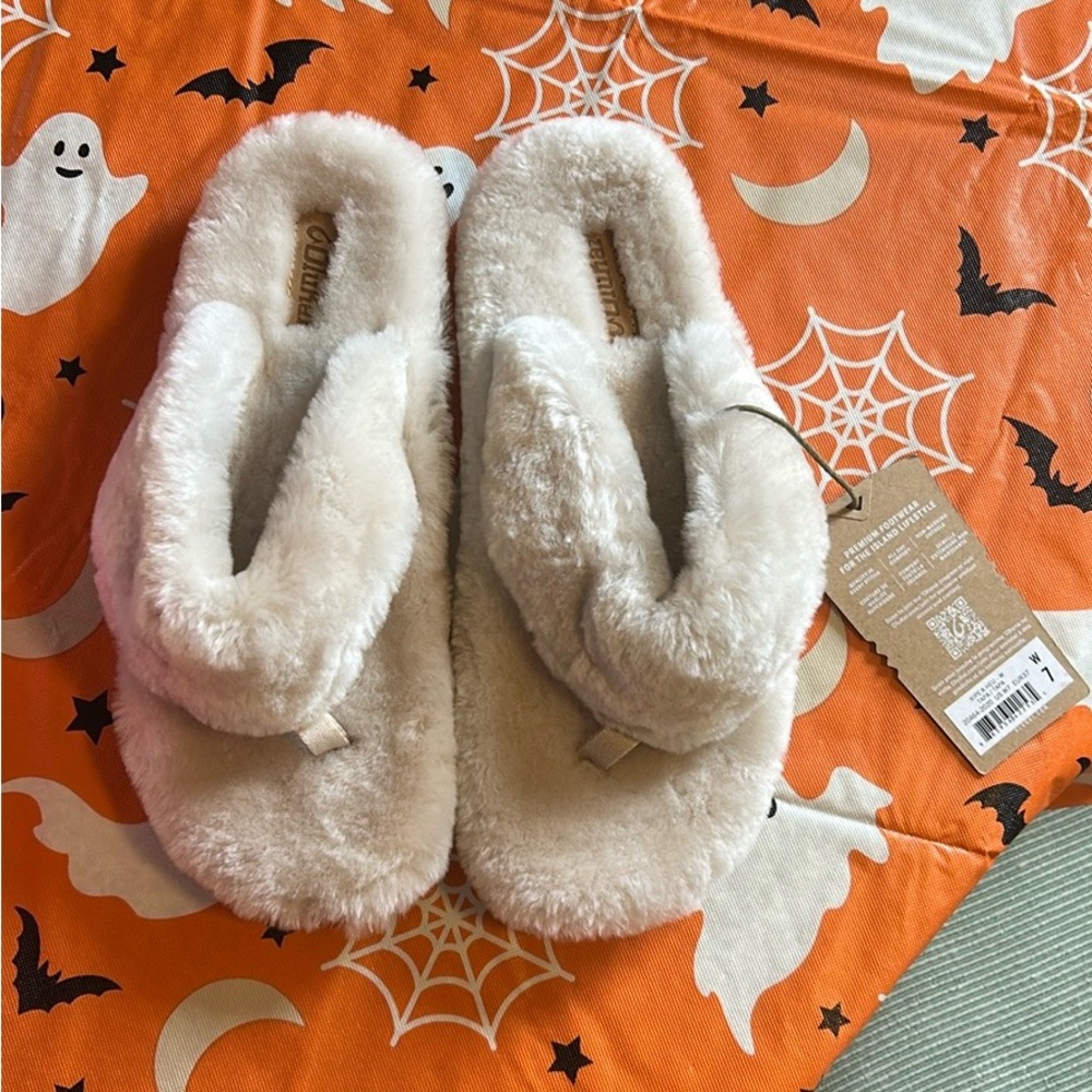 Olukai nwt size 7 slippers